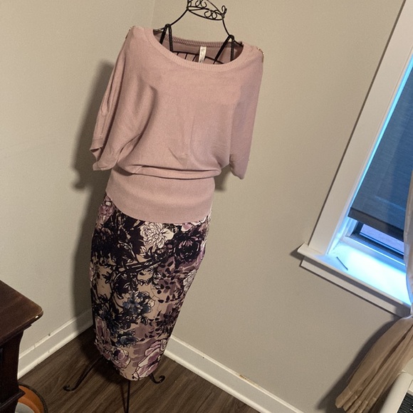 2 for 1 - Fabulous lavender floral pencil skirt/accent paired zipped sweater - Picture 8 of 10